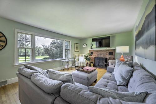 Hampton 'Quiet Corner Cottage' w/Fireplace & Yard