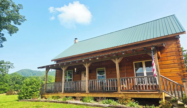 Hannah's Hideaway - Sleeps 6, secluded cabin in Stuart with mountain views