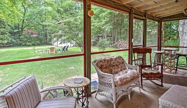 Harbert Cottage w/Fire Pit: Half Mile to Beach!