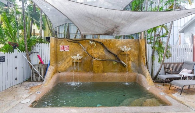 Harbor Walk Hideaways - The Pilar's Cottage | Downtown with Pool
