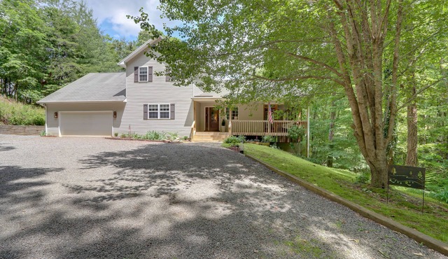 Hayesville ‘River Run’ Home on Hiwassee River!