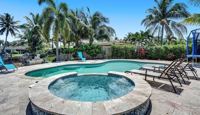 Heated Jacuzzi &Pool~Waterfront Villa By Beach