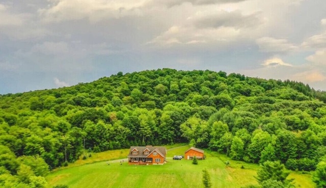 Hidden Hollow spacious mountain retreat Beautiful secluded, large yet cozy home