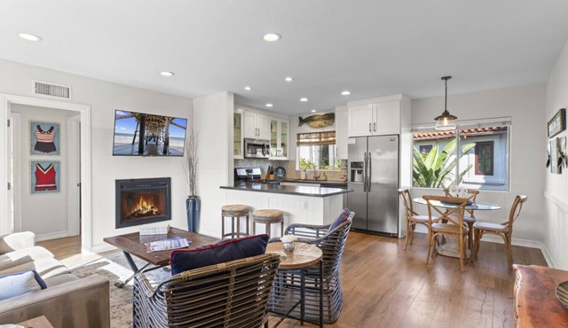 Hideaway B- Walk to the beach, Downtown, AC!