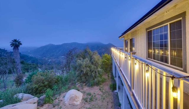 Hilltop Unique 3-bed House w/ Deck & 360° Views, jacuzzi, pool table in 12 acres