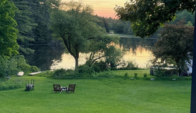 Historic 1860s Farmhouse, Private Fishing Pond, Canoe, Hot Tub, Walk to Town.