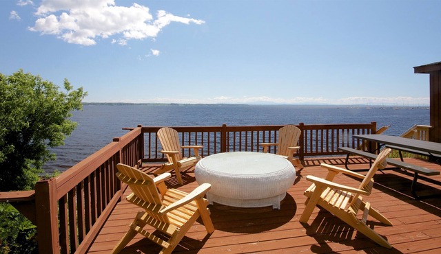 <> Historic Lakefront Home / Walk to Restaurants...
