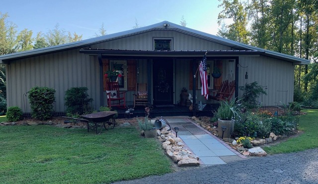 Holly Hill Farm House, Only 6 Miles from Downtown Mount Airy, NC, Sleeps 4