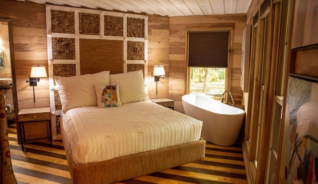 Honeymoon Loft Cabin - Soaking Tub & Fireplace - Walk to Mentone