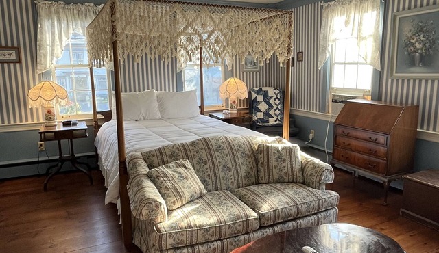 Honeymoon Suite with Jacuzzi Tub in Historic Inn