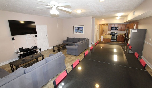 Huge Villa, 100 Yards To Beach, Pool, Lazy River, Hot Tubs, BBQ, 4 Car Parking
