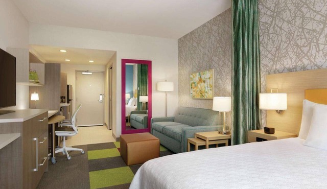 Ideal Location! 3 Classy Units, Onsite Pool, Free Breakfast, Pets Allowed!