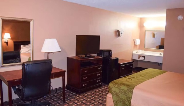 Ideal Unit for Passing Travelers w/Quick Interstate Access – Relax Nearby