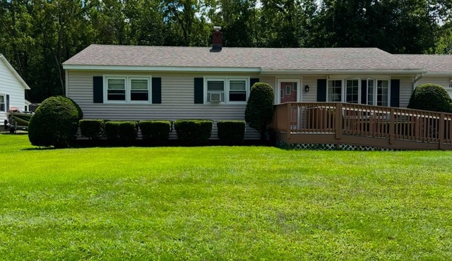 Immaculate Berkshires home! Close to museums, colleges, and outdoor activities.