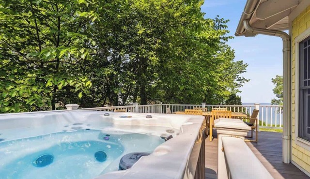 Juniper Presents: Coastal Living, Hot Tub, Firepit & Lakeside Deck