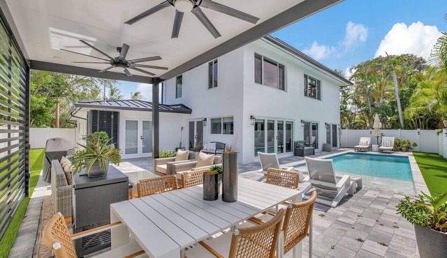 King Beds ~ Heated Pool ~ Outdoor Area ~ Bikes