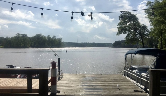 "Lake Front Point" Retreat located in quiet cove of Lake Wylie