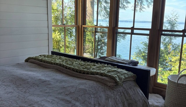 LAKE FRONT with private dock 2-bedroom cottage on Lake Champlain