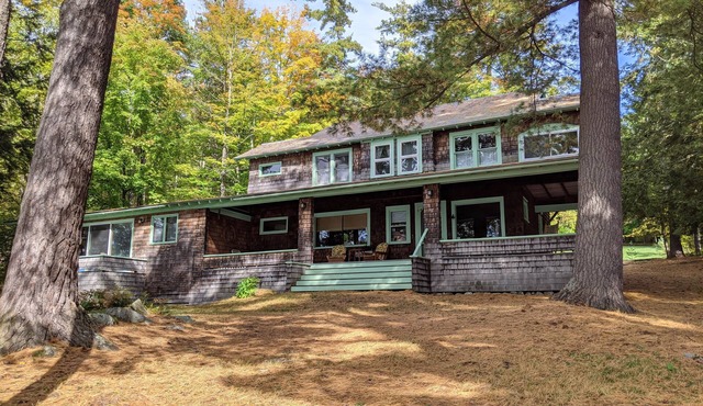 Lake house w. private dock on Northern Lake George