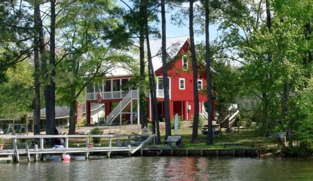 Lake Marion's Big Red House. W/Dock and Kayaks. Pet Friendly please read policy