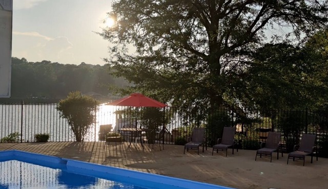 Lake View Inn & Suites