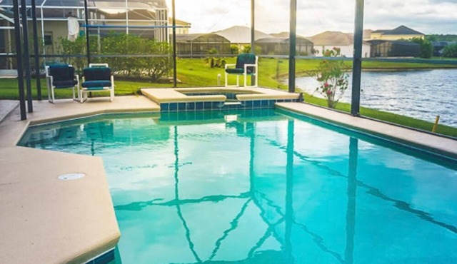 Lakefront Bliss: Private Pool & Spa – 25 Mins to Disney!