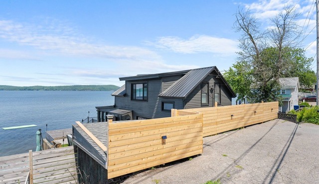 Lakeside Cottage ~ Pool, Hot tub & Private Beach