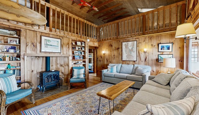 Lakeside cottage w/mountain views, canoes, firepit, enclosed porch, bbq, beach
