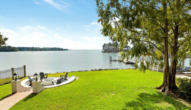 Lakeside Manor | Sleeps 10 | Pool Table & Playroom