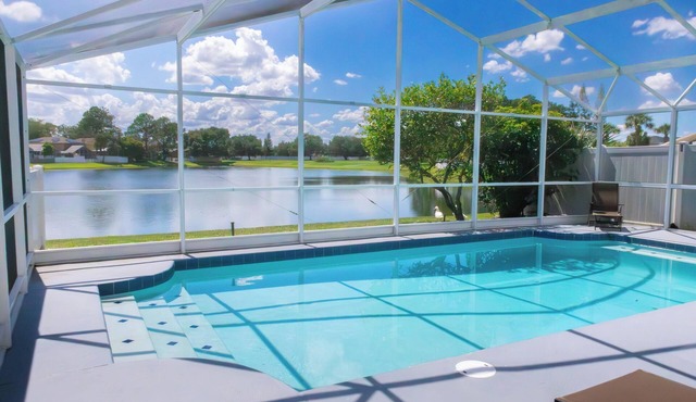 Lakeview 3 Bedroom, 2.5 Bathroom Villa & Private Pool (very close to Disney and Orlando)