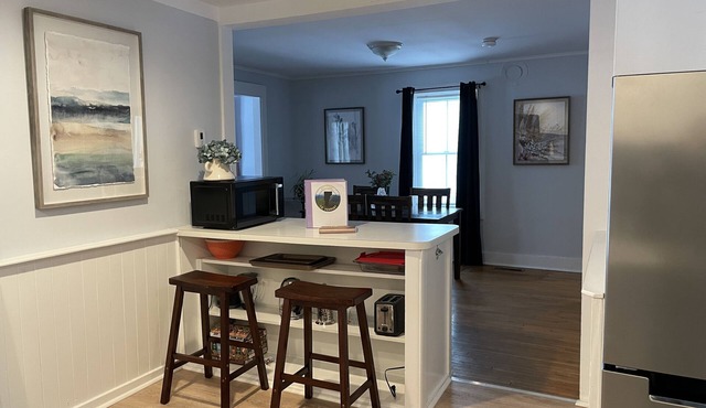 Large cozy and peaceful apartment walk anywhere