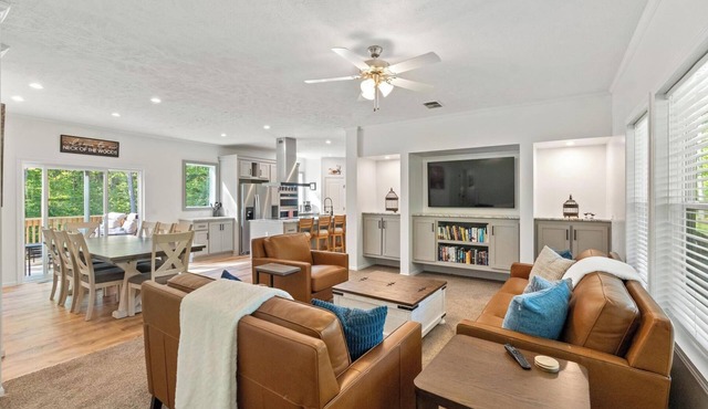 Large Private Home, Hot Tub, Bonfire Pit, Mins. to Harbor Springs and Nubs