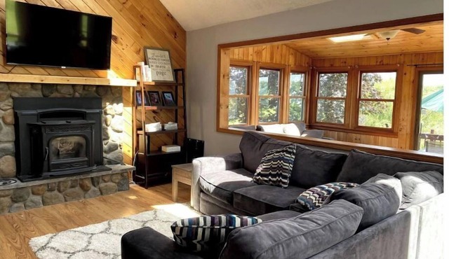 Large & Sunny Lakefront Home