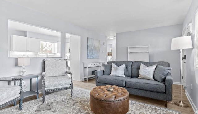Lovely 2-Bedroom Condo, Close to Burlington/Airport!