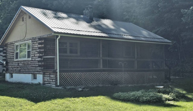 Lovely 2-bedroom cabin with AC in Campbell