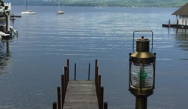 Lovely Cottage with private access and boat slip on Lake George