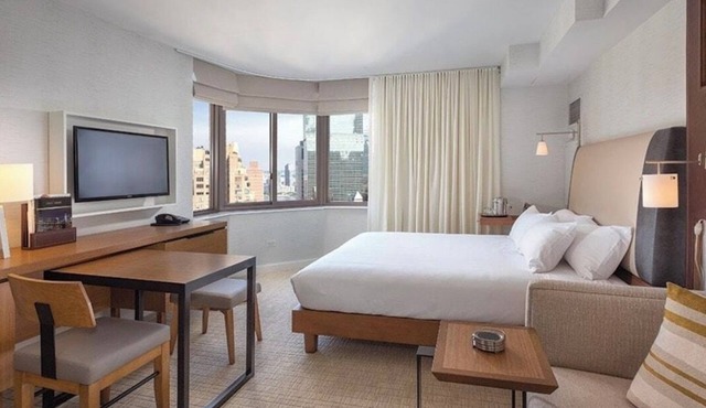 Luxe Midtown Studio condo full kitchen walk to train & major landmarks& skyline