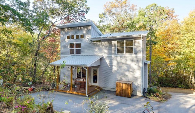Luxe Mountain Home Near Ridgecrest & Asheville!