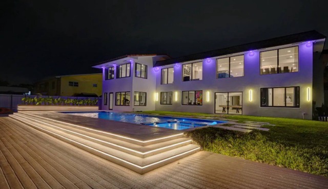 Luxe WATERFRONT MANSION w Private Nightclub, Cinema, Game Room & Pool