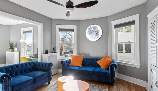 Luxurious 2 BD next to UMass sleep up to 8 with Gym