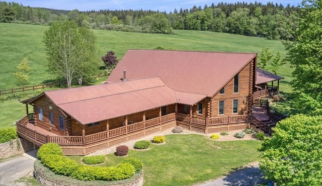 Luxurious 4-bedroom cabin that sleeps 13 close to Cooperstown NY with AC