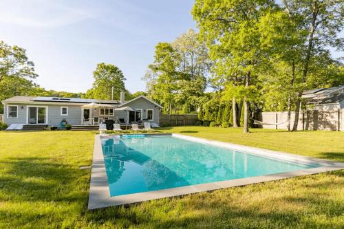 Luxurious Hamptons House with Heated Pool & Grill