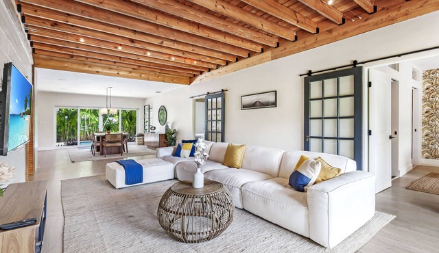 Luxurious, Modern 4BR /3BA Surfside Villa W/Pool