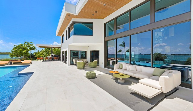 Luxurious Tranquil Resort Mansion in Vibrant Miami Awaits
