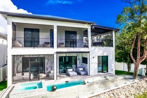 Luxury 5bd 5ba heated Pool, 5 Min to Beach & 5th ave