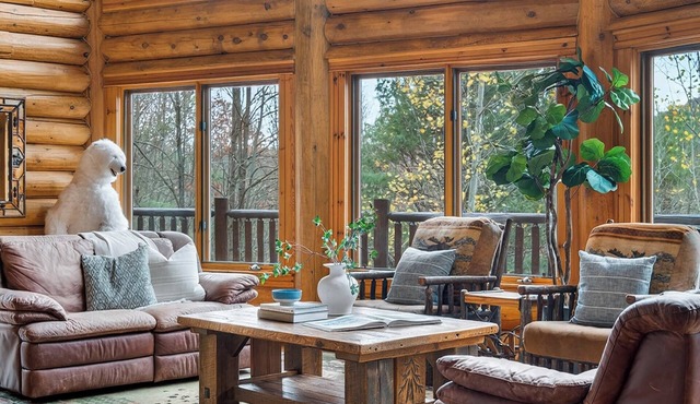 Luxury Adirondack cabin, hot tub, game room, Lake George 30mins, Gore 5mins