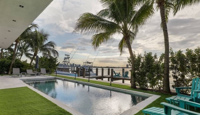 Luxury Bayfront Villa with Heated Pool & Hot tub