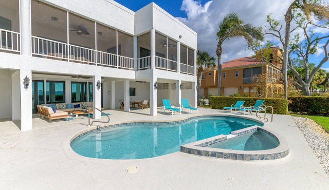 Luxury Beachfront Retreat~Pool~Game Room~Sleeps 16