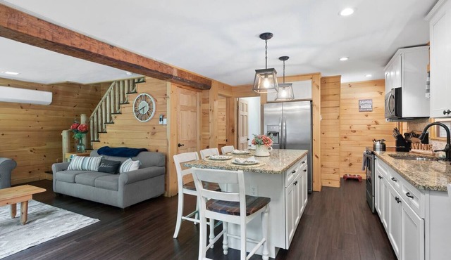 Luxury Catskills Log Cabin Lakeside Hot Tub, Boats