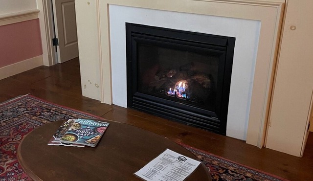 Luxury Condo Sleeps 4-6 between 2 mountains bar & food 1 min walk
